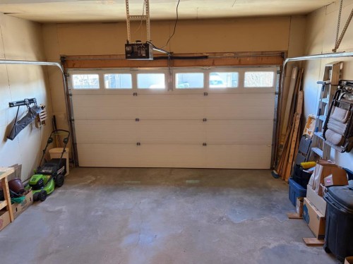 532 Sunridge Crescent West, Lethbridge, AB - Indoor Photo Showing Garage