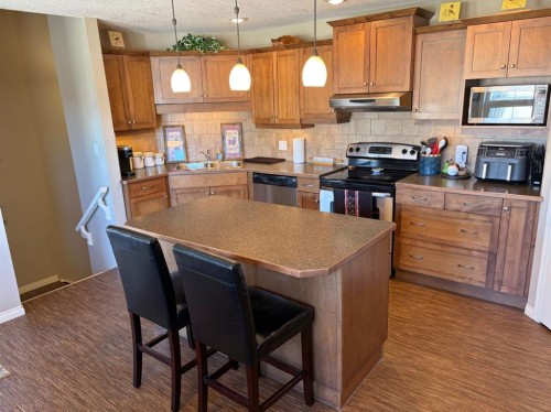 532 Sunridge Crescent West, Lethbridge, AB - Indoor Photo Showing Kitchen