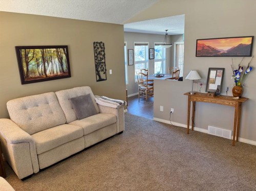 532 Sunridge Crescent West, Lethbridge, AB - Indoor Photo Showing Other Room