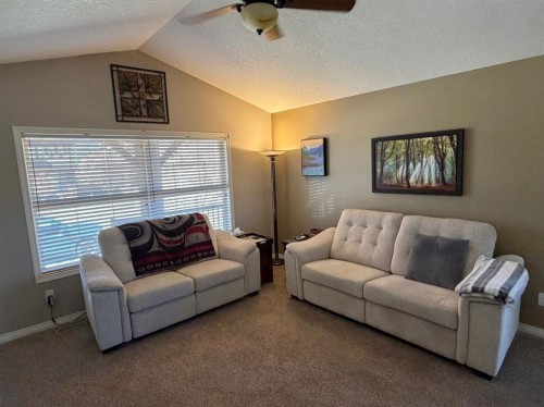 532 Sunridge Crescent West, Lethbridge, AB - Indoor Photo Showing Living Room