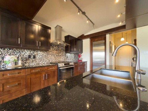534 Canyon Cove West, Lethbridge, AB - Indoor Photo Showing Kitchen With Upgraded Kitchen