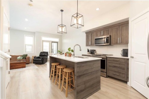 3-67 Aquitania Circle West, Lethbridge, AB - Indoor Photo Showing Kitchen With Upgraded Kitchen