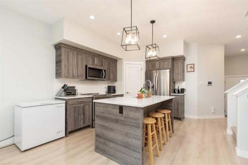 3-67 Aquitania Circle West, Lethbridge, AB - Indoor Photo Showing Kitchen With Upgraded Kitchen