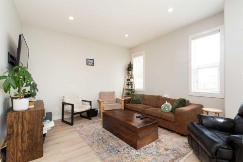 3-67 Aquitania Circle West, Lethbridge, AB - Indoor Photo Showing Living Room
