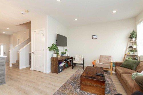 3-67 Aquitania Circle West, Lethbridge, AB - Indoor Photo Showing Living Room