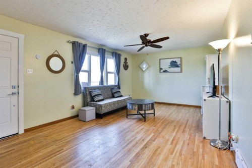 2124 6A Avenue North, Lethbridge, AB - Indoor Photo Showing Other Room