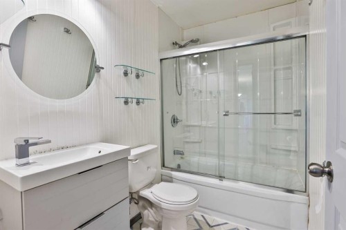 2124 6A Avenue North, Lethbridge, AB - Indoor Photo Showing Bathroom