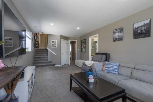 537 Blackwolf Boulevard North, Lethbridge, AB - Indoor Photo Showing Living Room
