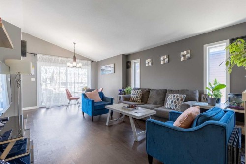 537 Blackwolf Boulevard North, Lethbridge, AB - Indoor Photo Showing Living Room
