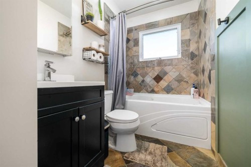 4821 56 Avenue, Taber, AB - Indoor Photo Showing Bathroom