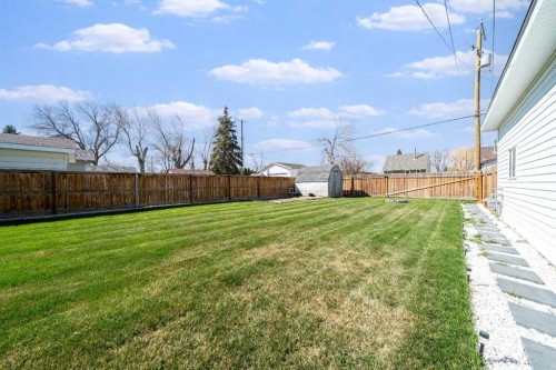 4821 56 Avenue, Taber, AB - Outdoor