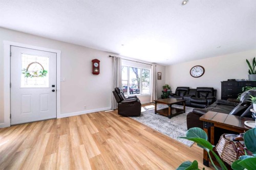 4821 56 Avenue, Taber, AB - Indoor Photo Showing Living Room