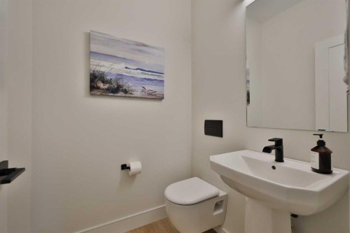 42 Blackwolf Pass North, Lethbridge, AB - Indoor Photo Showing Bathroom