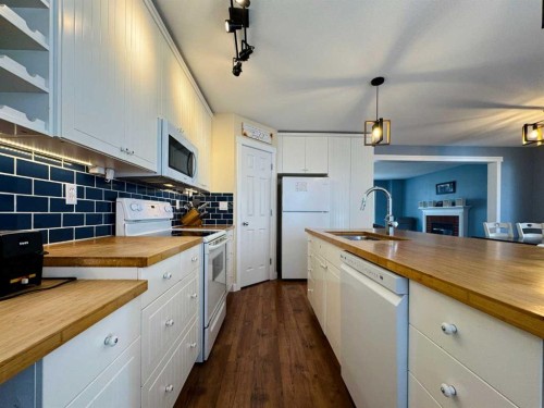 86 Riverstone Boulevard West, Lethbridge, AB - Indoor Photo Showing Kitchen