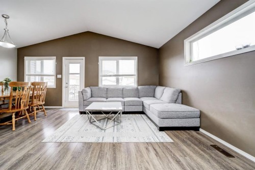 821 Silkstone Close West, Lethbridge, AB - Indoor Photo Showing Living Room