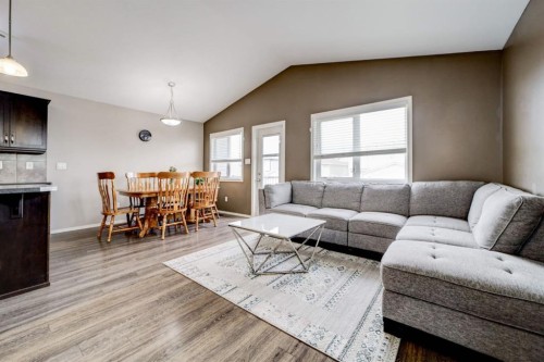 821 Silkstone Close West, Lethbridge, AB - Indoor Photo Showing Living Room