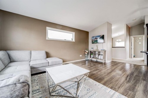 821 Silkstone Close West, Lethbridge, AB - Indoor Photo Showing Living Room