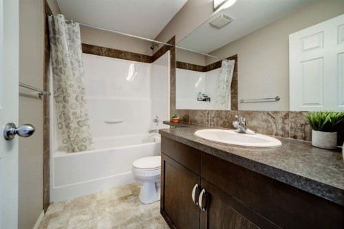 821 Silkstone Close West, Lethbridge, AB - Indoor Photo Showing Bathroom