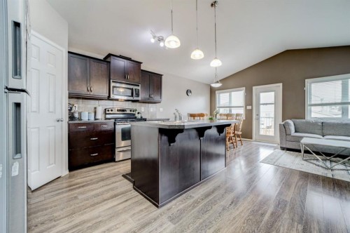 821 Silkstone Close West, Lethbridge, AB - Indoor Photo Showing Kitchen With Stainless Steel Kitchen With Upgraded Kitchen