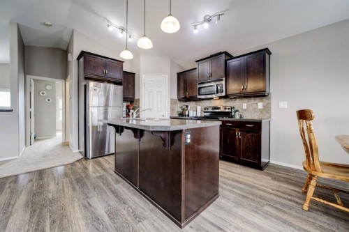 821 Silkstone Close West, Lethbridge, AB - Indoor Photo Showing Kitchen With Stainless Steel Kitchen