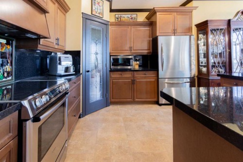 135 Garrison Drive, Fort Macleod, AB - Indoor Photo Showing Kitchen