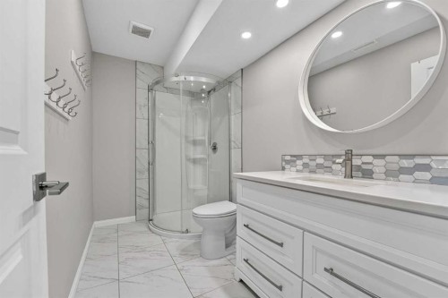 678 Twinriver Crescent West, Lethbridge, AB - Indoor Photo Showing Bathroom