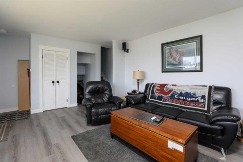 97 Laval Court West, Lethbridge, AB - Indoor Photo Showing Living Room