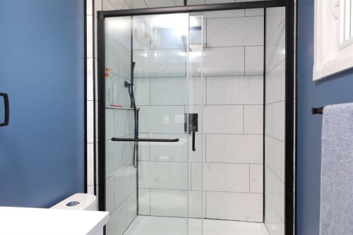 97 Laval Court West, Lethbridge, AB - Indoor Photo Showing Bathroom