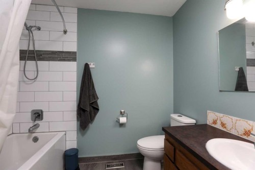 97 Laval Court West, Lethbridge, AB - Indoor Photo Showing Bathroom