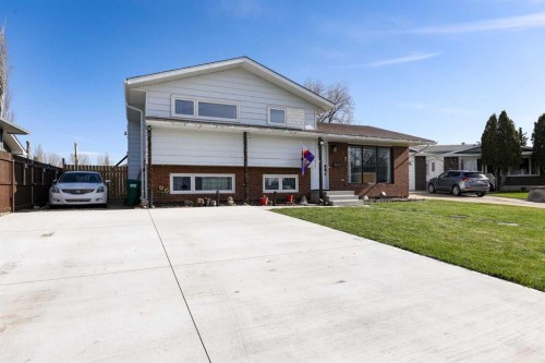 97 Laval Court West, Lethbridge, AB - Outdoor With Facade
