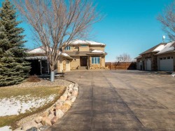 402 Meadow Lark Drive WESTRural Lethbridge County, AB T1J 5R8