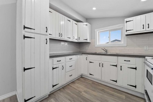 331 N 200 E, Raymond, AB - Indoor Photo Showing Kitchen With Double Sink