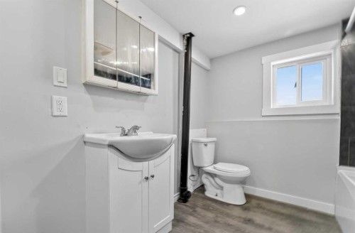 331 N 200 E, Raymond, AB - Indoor Photo Showing Bathroom