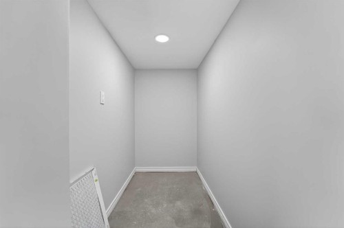 331 N 200 E, Raymond, AB - Indoor Photo Showing Other Room