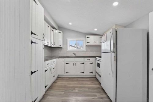 331 N 200 E, Raymond, AB - Indoor Photo Showing Kitchen