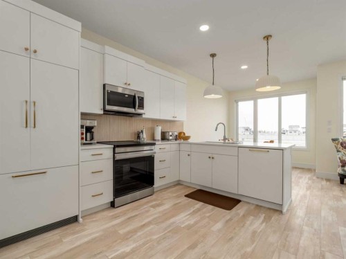 4325 28 Avenue South, Lethbridge, AB - Indoor Photo Showing Kitchen With Upgraded Kitchen