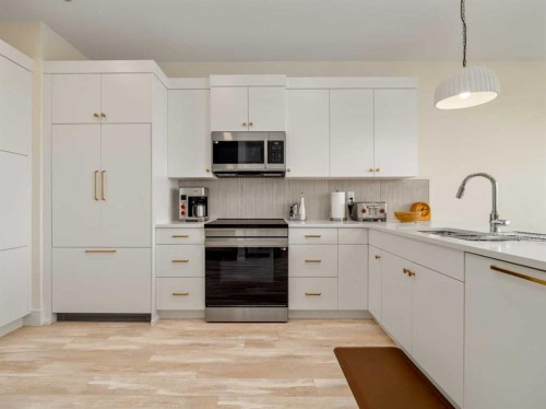 4325 28 Avenue South, Lethbridge, AB - Indoor Photo Showing Kitchen