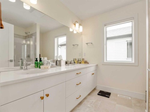 4325 28 Avenue South, Lethbridge, AB - Indoor Photo Showing Bathroom