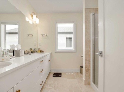 4325 28 Avenue South, Lethbridge, AB - Indoor Photo Showing Bathroom