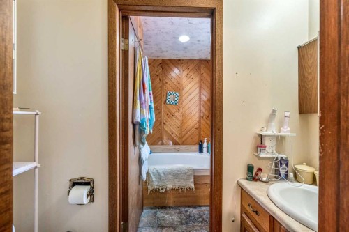 4716 Heritage Drive, Taber, AB - Indoor Photo Showing Bathroom