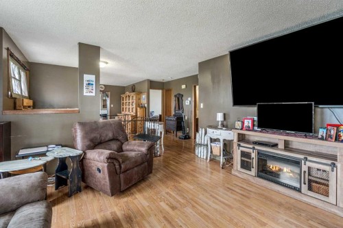 4716 Heritage Drive, Taber, AB - Indoor Photo Showing Living Room