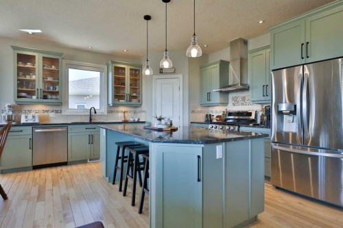 397 S 250 W, Raymond, AB - Indoor Photo Showing Kitchen With Stainless Steel Kitchen With Upgraded Kitchen