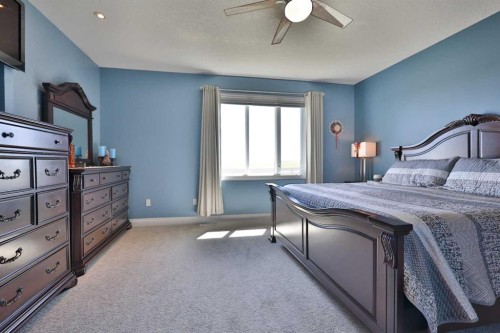 397 S 250 W, Raymond, AB - Indoor Photo Showing Bedroom