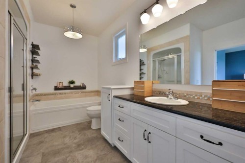 397 S 250 W, Raymond, AB - Indoor Photo Showing Bathroom