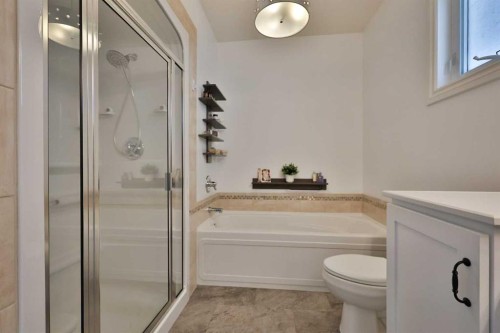 397 S 250 W, Raymond, AB - Indoor Photo Showing Bathroom