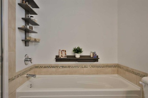 397 S 250 W, Raymond, AB - Indoor Photo Showing Bathroom