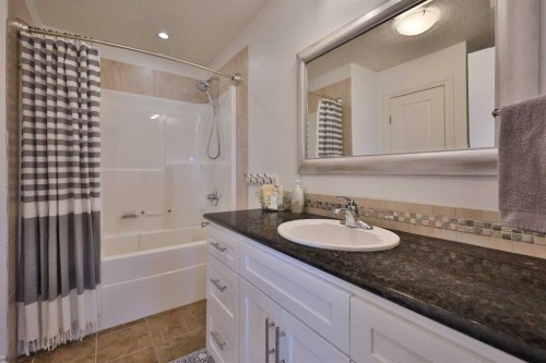397 S 250 W, Raymond, AB - Indoor Photo Showing Bathroom