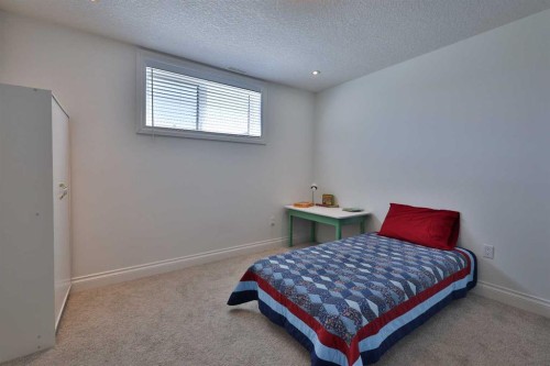 397 S 250 W, Raymond, AB - Indoor Photo Showing Bedroom