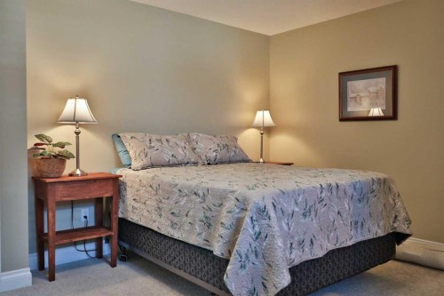 397 S 250 W, Raymond, AB - Indoor Photo Showing Bedroom