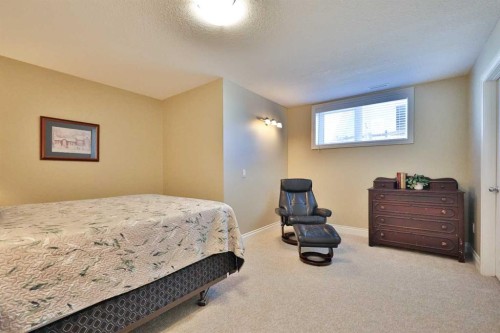 397 S 250 W, Raymond, AB - Indoor Photo Showing Bedroom